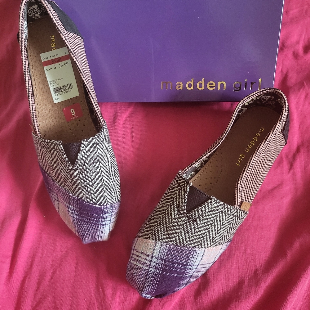 NIB Size 9 fun flats